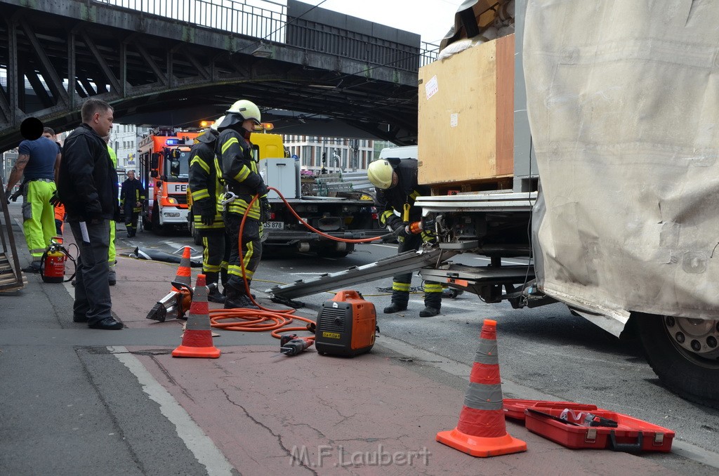 LKW Bruecke Koeln Deutz Opladenestr Deutz Muelheimerstr P142.JPG - Miklos Laubert